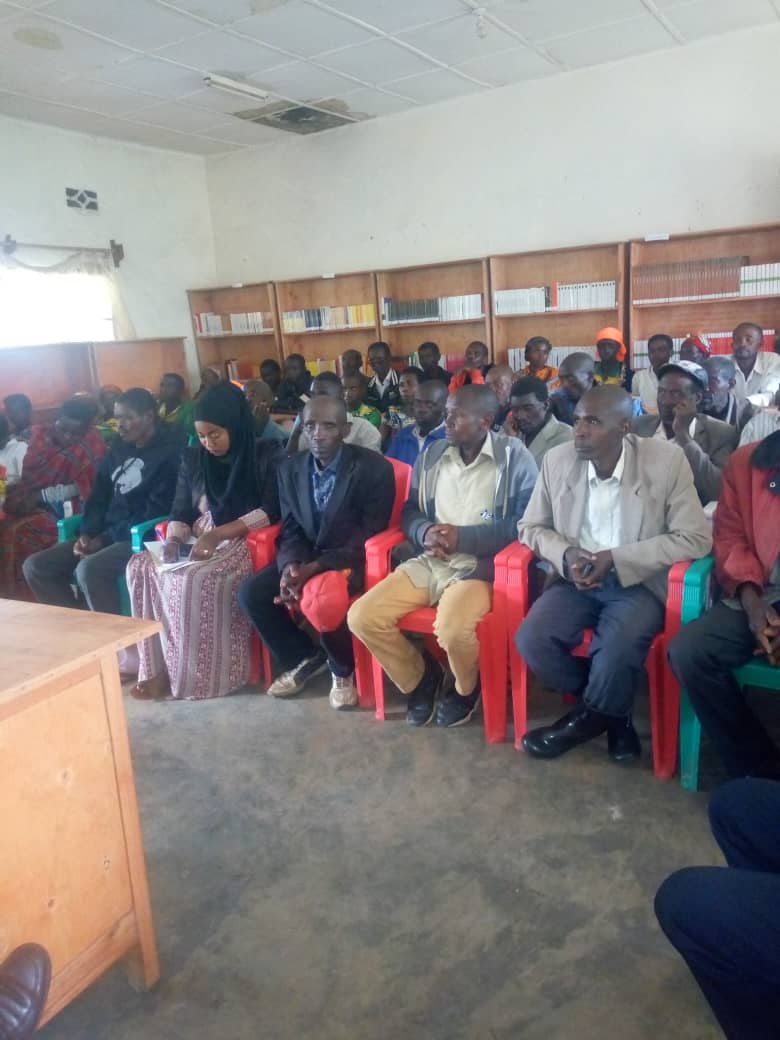 Gitega's tweet photo. #Burundi Poursuite d'un atelier de sensibilisation et de la mobilisation des acquis du #Prodefi I en commune de #Buraza ce jeudi 05/11/2020 par le cabinet du gouverneur de
@Gitega accompagné de l'#UFCR dans la région centre et des responsables du #BPEAE. https://t.co/CcZfuy0FKv