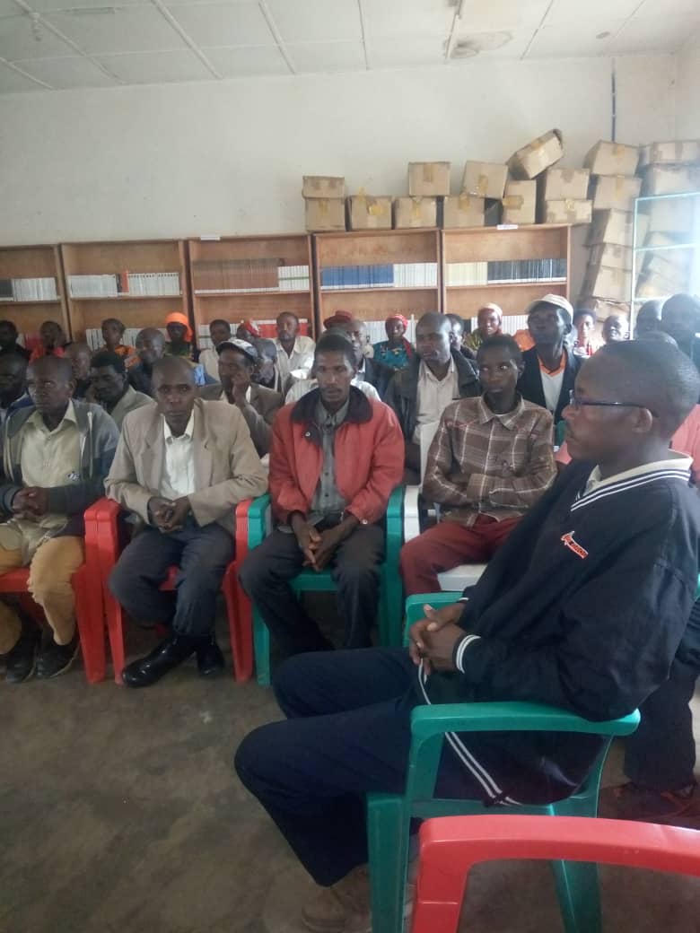 Gitega's tweet photo. #Burundi Poursuite d'un atelier de sensibilisation et de la mobilisation des acquis du #Prodefi I en commune de #Buraza ce jeudi 05/11/2020 par le cabinet du gouverneur de
@Gitega accompagné de l'#UFCR dans la région centre et des responsables du #BPEAE. https://t.co/CcZfuy0FKv