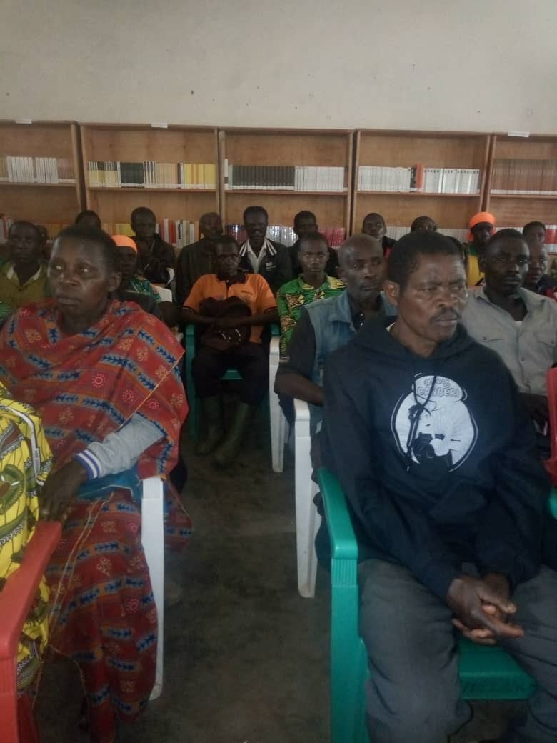 Gitega's tweet photo. #Burundi Poursuite d'un atelier de sensibilisation et de la mobilisation des acquis du #Prodefi I en commune de #Buraza ce jeudi 05/11/2020 par le cabinet du gouverneur de
@Gitega accompagné de l'#UFCR dans la région centre et des responsables du #BPEAE. https://t.co/CcZfuy0FKv
