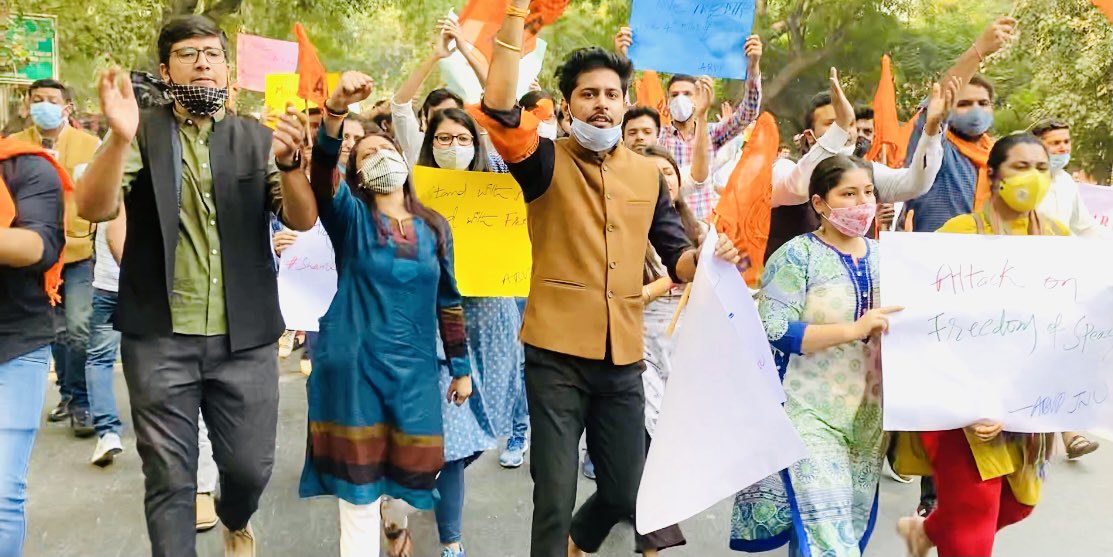 ipradeeptanwar's tweet photo. तानाशाही महाराष्ट्र सरकार जिस प्रकार लोकतांत्रिक आवाज़ों को कुचलने का प्रयास कर रही है , वह अघोषित आपातकाल से कम नहीं है ।जिसके विरोध में आज @ABVPVoice की राष्ट्रीय महामंत्री @nidhitripathi92 के नेतृत्व में @ABVPDelhi इकाई द्वारा महाराष्ट्र सदन के बाहर जोरदार विरोध प्रदर्शन किया https://t.co/GN4qNRz5m1