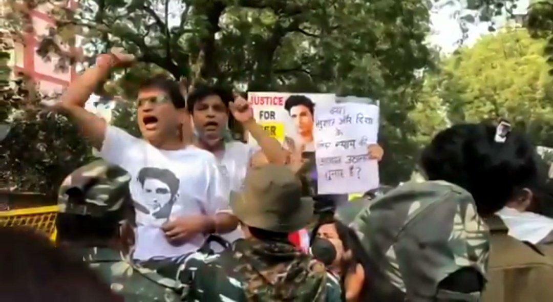 WordsOfShree's tweet photo. .@iRaviTiwari
Ongoing protest in Maharashtra Sadan

Its time to hit the streets and show our real power .
Don't forget that we are the one who elected them to rule. If they can't follow by the LAW &amp; ORDER, we don't need them!

#IAmArnab https://t.co/pKX4A8G700