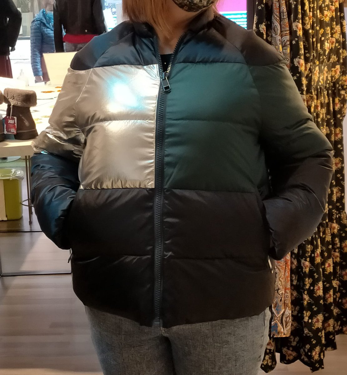 SylviaMarinell1's tweet photo. SYLVIA MARINELLI nos trae hoy este moderno plumas de TOMMY HILFIGER, también con una promoción extraordinaria,antes 320,50€ ahora 194,50€.SYLVIA MARINELLI,"date un capricho de marca". #descuentos #modaleon #modamujer #multimarcaleon #primerasmarcas #fashion #elegancia #otoño https://t.co/WYRujMn3IY