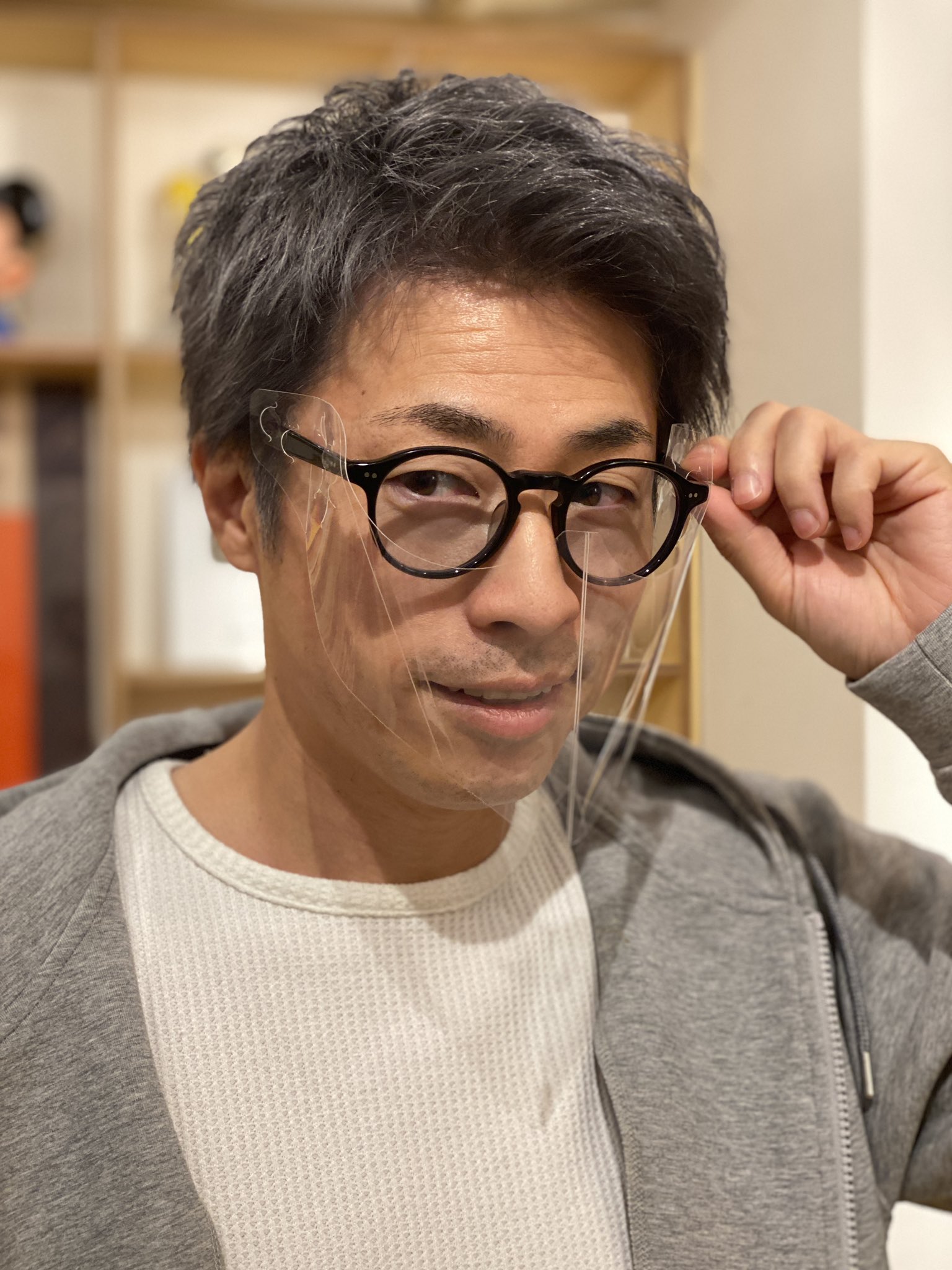 田村淳 眼鏡に取り付けるマスク ロケする時にマスクが必需品ですが 今までの中で一番使い勝手がよい 地元の友達が作ってるマスク あっちゃん使ってみてと送ってくれた ありがとう メガネしてる人も伊達メガネの人も メガネに装着するから脱着が