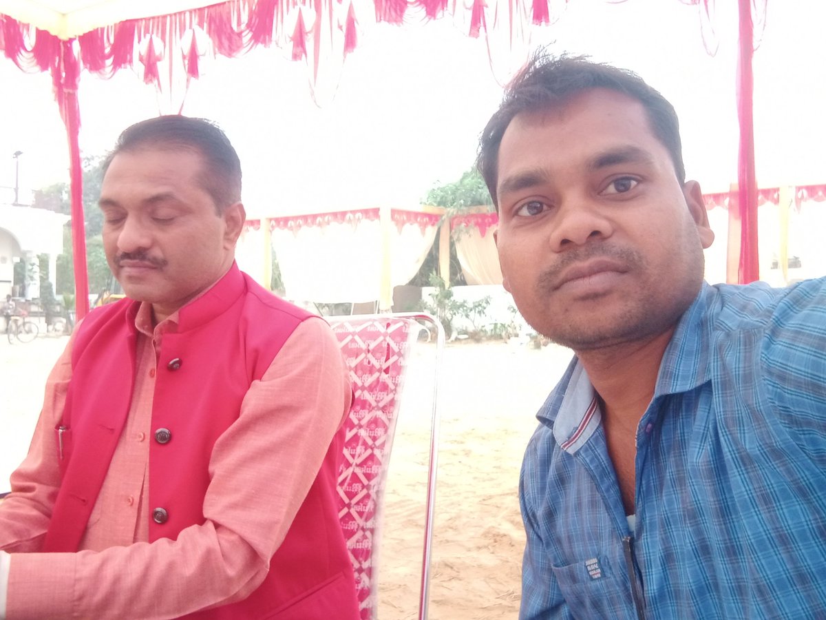 आज अमेठी के मशहूर उद्योगपति एवं गरीबों के मसीहा श्री राजेश मसाला जी से मिलने का सौभाग्य प्राप्त हुआ।
<a href="/rajeshmasala/">Rajesh agrahari</a> <a href="/DmAmethi/">DM Amethi</a> <a href="/smritiirani/">Smriti Z Irani</a>