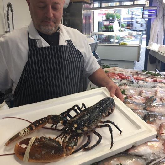 Ever notice that a #lobster will have one #claw that’s larger than the other? Well, this is because the larger of the two claws are used for crushing food (like clams and crabs), while the smaller claw tears the soft flesh of their food source. thompsonsseafood.co.uk
#fishyfacts