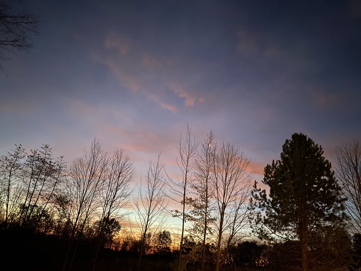 rebwilson926's tweet photo. The only good thing about time change. 
#FallSunrises 🧡🍁💛 https://t.co/nuXL6jsGJu