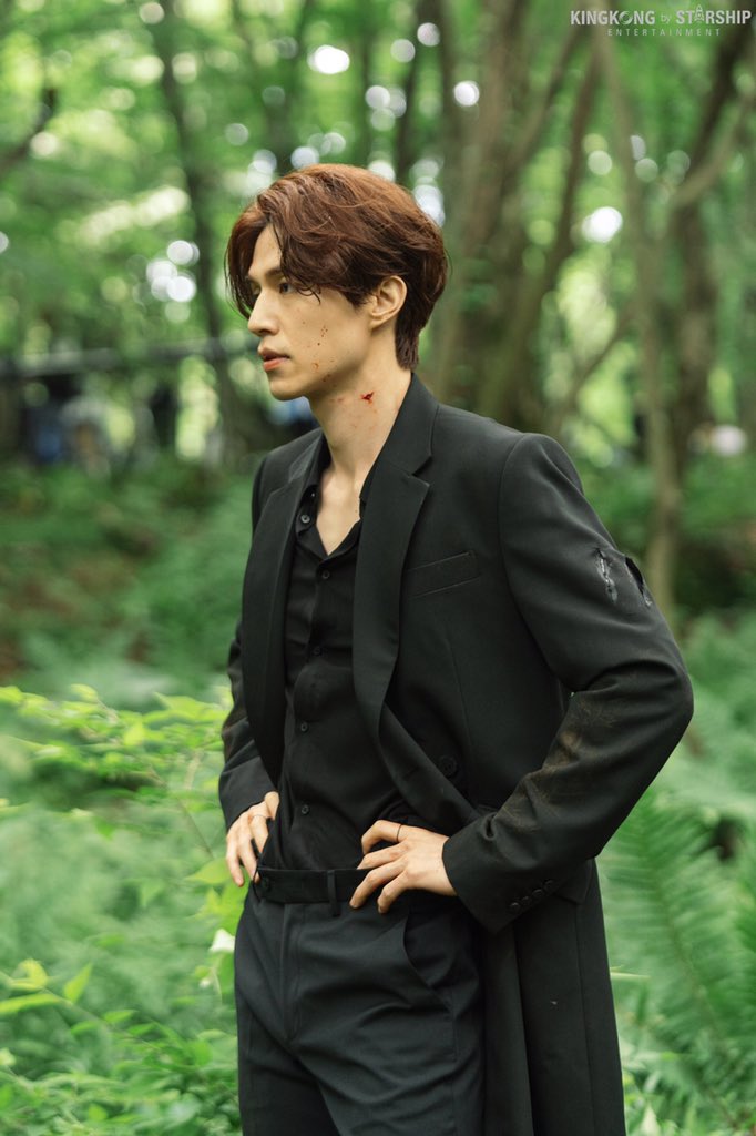 kdramadump's tweet image. who allowed him to be this effortlessly hot