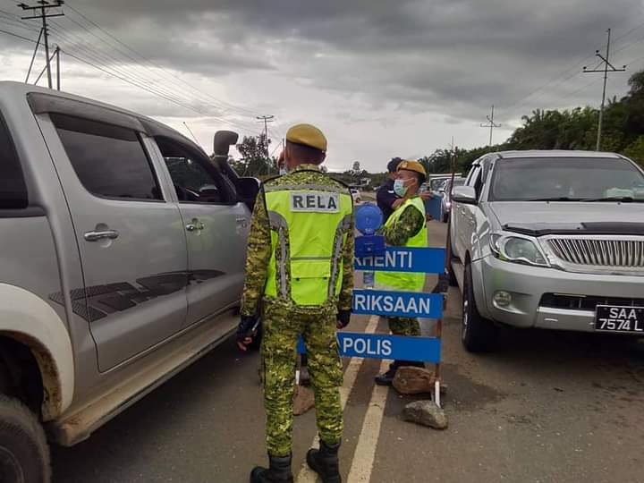 RELATongod1's tweet photo. 05 Nov 2020 | SJR JALAN UTAMA TONGOD, TELUPID

Sekatan Jalan Raya bersama PDRM dan APM mengawal pergerakan orang awam keluar masuk dan membuat pemeriksaan kenderaan yang melalui jalan ini agar mematuhi Perintah Kawalan Pergerakan Bersyrt.

@relamalaysia
@rela_sabah
@KDNPUTRAJAYA https://t.co/pqGYvMVyMV