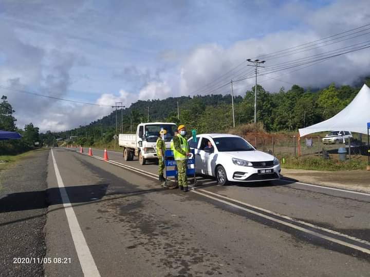 RELATongod1's tweet photo. 05 Nov 2020 | SJR JALAN UTAMA TONGOD, TELUPID

Sekatan Jalan Raya bersama PDRM dan APM mengawal pergerakan orang awam keluar masuk dan membuat pemeriksaan kenderaan yang melalui jalan ini agar mematuhi Perintah Kawalan Pergerakan Bersyrt.

@relamalaysia
@rela_sabah
@KDNPUTRAJAYA https://t.co/pqGYvMVyMV