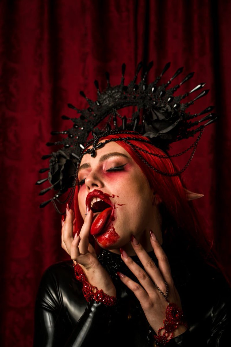 MODELO instagram.com/kinkivenus
TOCADO instagram.com/axxonnart
PH instagram.com/pabloanm
CORSET instagram.com/demon_kiss_cor…
COLMILLOS instagram.com/ladypoison.shop
GARGANTILLA instagram.com/eleacastellano
FALDA instagram.com/laurageronima
ASISTENTE Y MODELO instagram.com/dante_ilustrac…