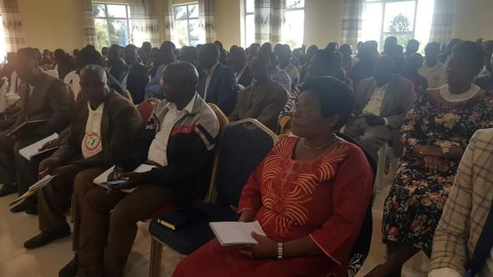#Burundi: Les commerçants natifs ou oeuvrant en province #Ngozi sont en réunion avec le ministre <a href="/FinancesBdi/">Ministère des Finances Burundi</a> pour échanger sur les devoirs et droits de tout homme d'affaire.
Le SP @Cnddfddngozii est aussi dans cette reunion