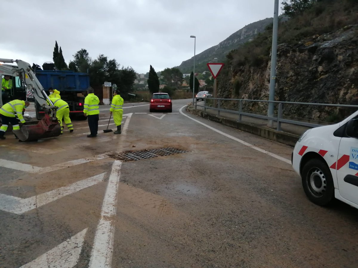 dipvalencia's tweet photo. Circulació amb precaució per bosses d'aigua i/o despreniments 👇
🟠 CV-505. Tram #Alzira-#Sueca.
🟠 CV-370. Des de #Carcaixent fins a la CV-50.
🟠 CV-576. Tram entre #LaPoblaLlarga, #Rafelguaraf i #LÈnova.
🟠 CV-577. Accés sud a #Manuel.
🟠 CV-429. Tram #Macastre-#LaPortera. https://t.co/pB2J4np9TI