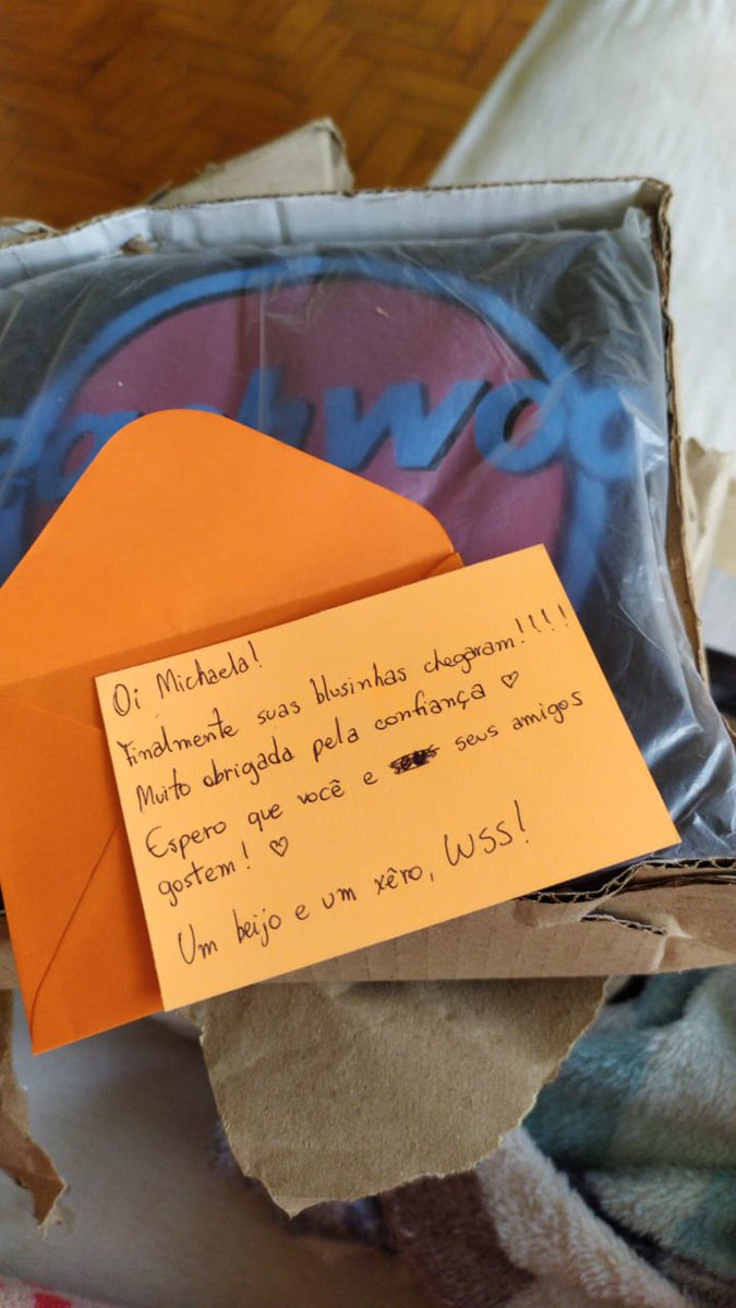 kitchendates's tweet photo. Aaaaaa eu to muuuuito feliz gente juro as blusinhas da @wsscombr chegaram ontem e elas são tao  TAO lindas eu mal posso esperar pra andar com o grupinho todo de merch na faculdade. E o bilhetinho 🥰🥺 to muito soft https://t.co/loNzb6fvyn