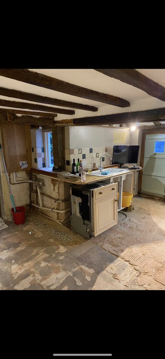 DPGoodwinelec's tweet image. Before and after 🤩
We love the modern twist on our customers kitchen, with low ceilings and the gorgeous oak beams it works so well having lighter worktops &amp;amp; shaker units, creating a spacious &amp;amp; light feel. 
@WrenKitchens 

#wrenovation #oaksbeams #transformation #sussex #inspo