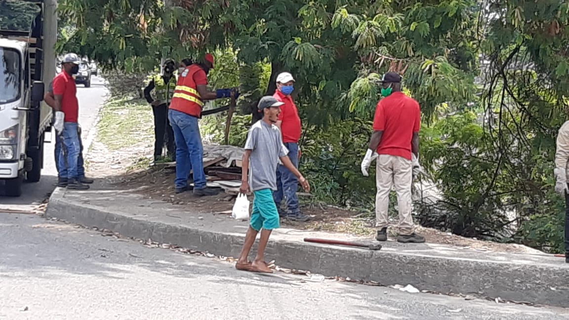 El grupo operativo adelanta el recorrido en la Av Ciudad de Cali, iniciando en la  kra 8 en charco azul hasta makro en ambos sentidos. Trabajando en la recuperación y mejoramiento visual dei espacio público en la Ciudad de Cali.