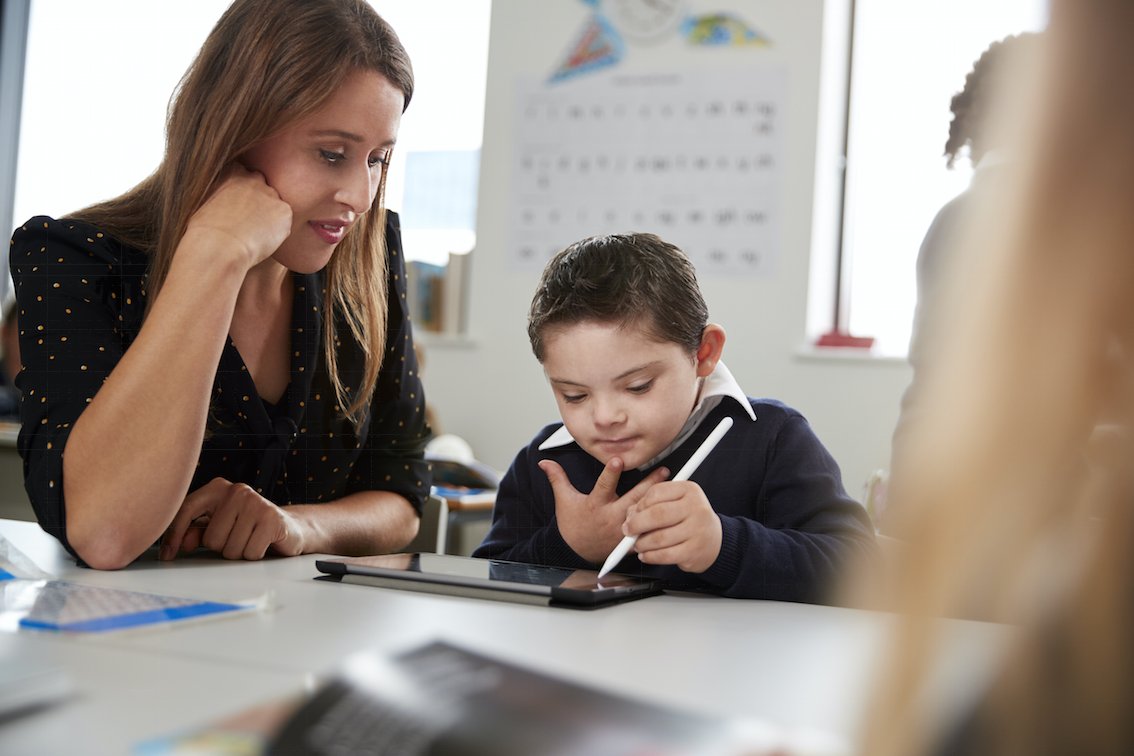 La #LOMLOE amenaza la continuidad de los Centros de Educación #Especial ¿Sabes cuántos alumnos perderían la atención personalizada que tanto necesitan? Más de 56.800  NO mires para otro lado. Di NO #StopLeyCelaá #MasPlurales🧡