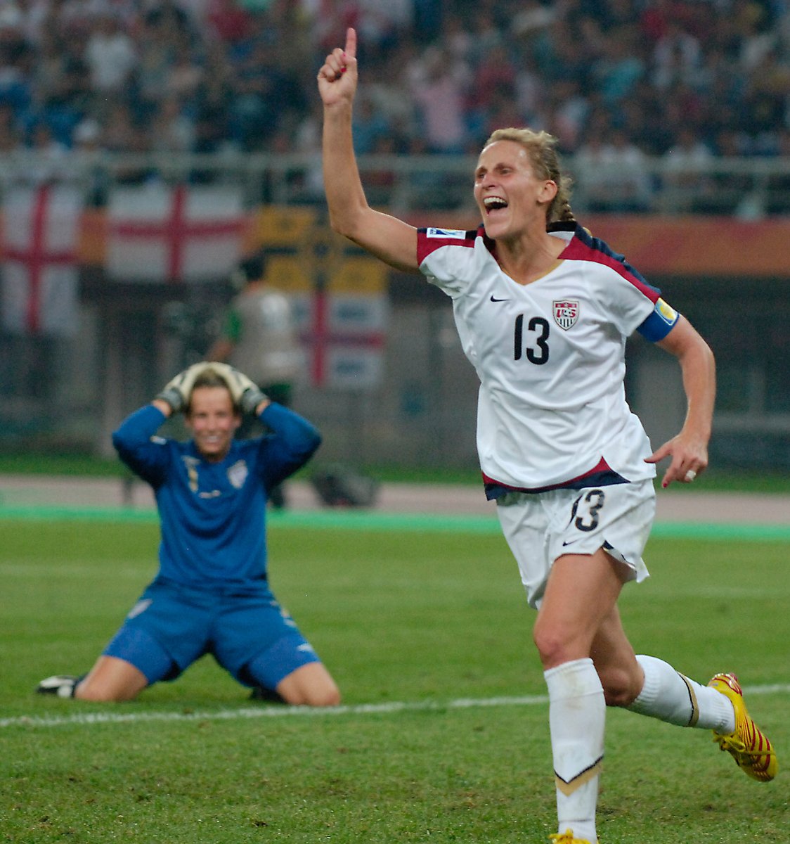 USWNT's tweet image. 👑 𝐓𝐡𝐞 𝐐𝐮𝐞𝐞𝐧 𝐨𝐟 𝐂𝐚𝐩𝐬 👑

🗓 #OTD 2010: @KristineLilly earned her 354th and final cap with the USWNT, representing her country more times than any other soccer player in international history.
