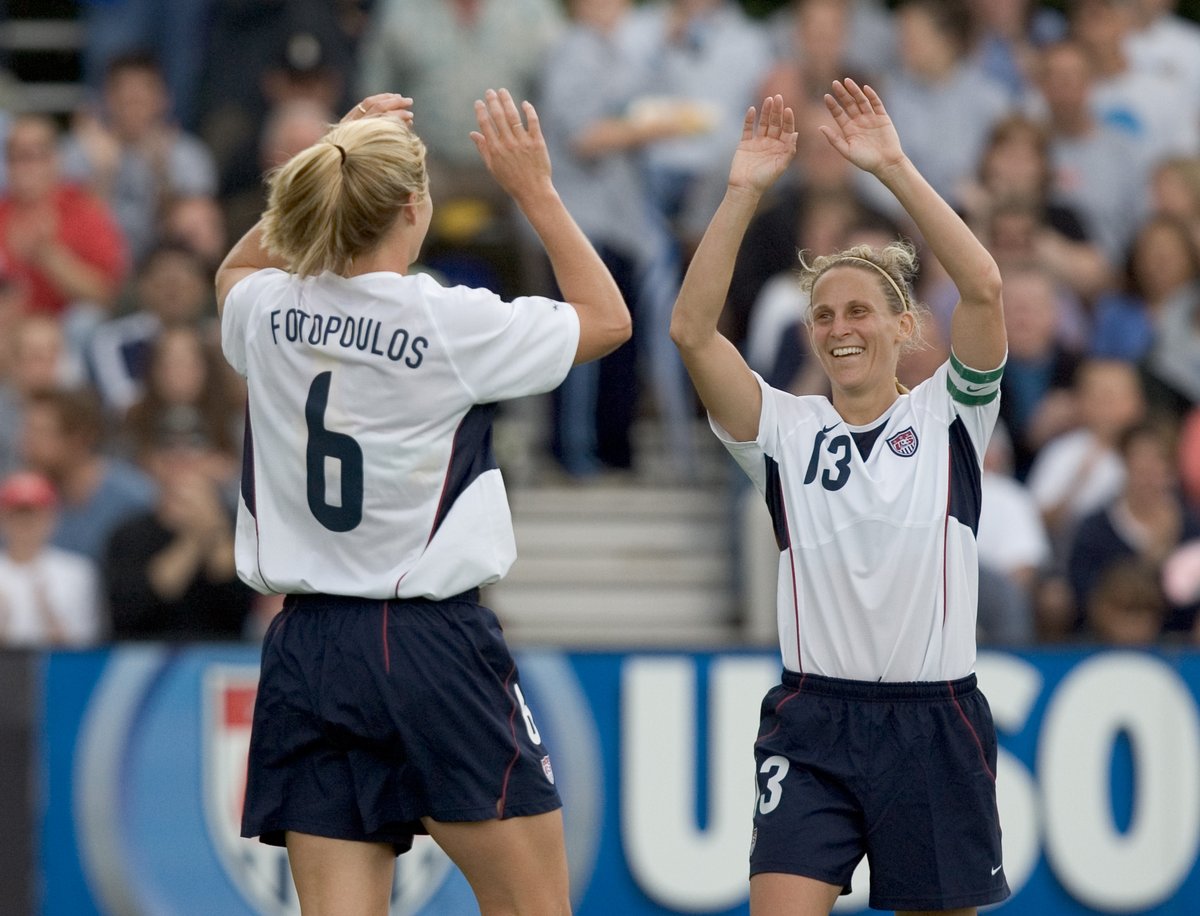 USWNT's tweet image. 👑 𝐓𝐡𝐞 𝐐𝐮𝐞𝐞𝐧 𝐨𝐟 𝐂𝐚𝐩𝐬 👑

🗓 #OTD 2010: @KristineLilly earned her 354th and final cap with the USWNT, representing her country more times than any other soccer player in international history.