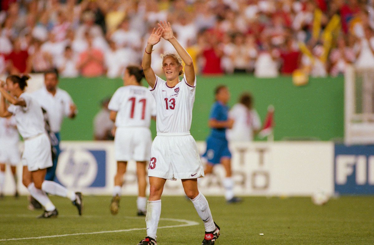 USWNT's tweet image. 👑 𝐓𝐡𝐞 𝐐𝐮𝐞𝐞𝐧 𝐨𝐟 𝐂𝐚𝐩𝐬 👑

🗓 #OTD 2010: @KristineLilly earned her 354th and final cap with the USWNT, representing her country more times than any other soccer player in international history.