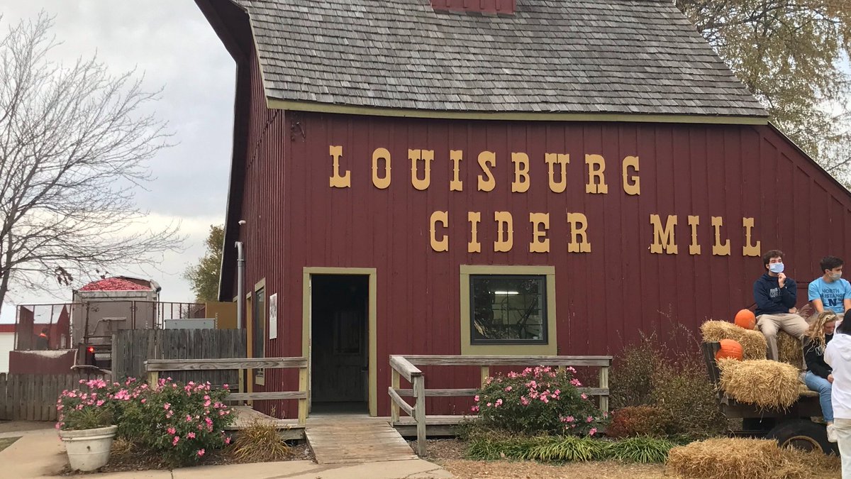 Finally, the last stop in  #Louisburg: the famous  @louisburgcider! This place is a Kansas legend, well-known for its incredible cider, cider donuts and fruit butter. If you haven't visited before, you really should (and get a sample)!