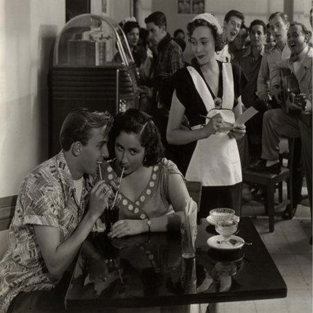 cinemexicano_mx's tweet photo. Iniciando un #jueves de nostalgia foto fija de Freddy Fernández y Evita Muñoz en "Una calle entre tu y yo" 1952.
Fuente: IMBD
#cinemexicano #nuestrocine #parejas #Chachita #ElPichi https://t.co/sJTfiay6LS