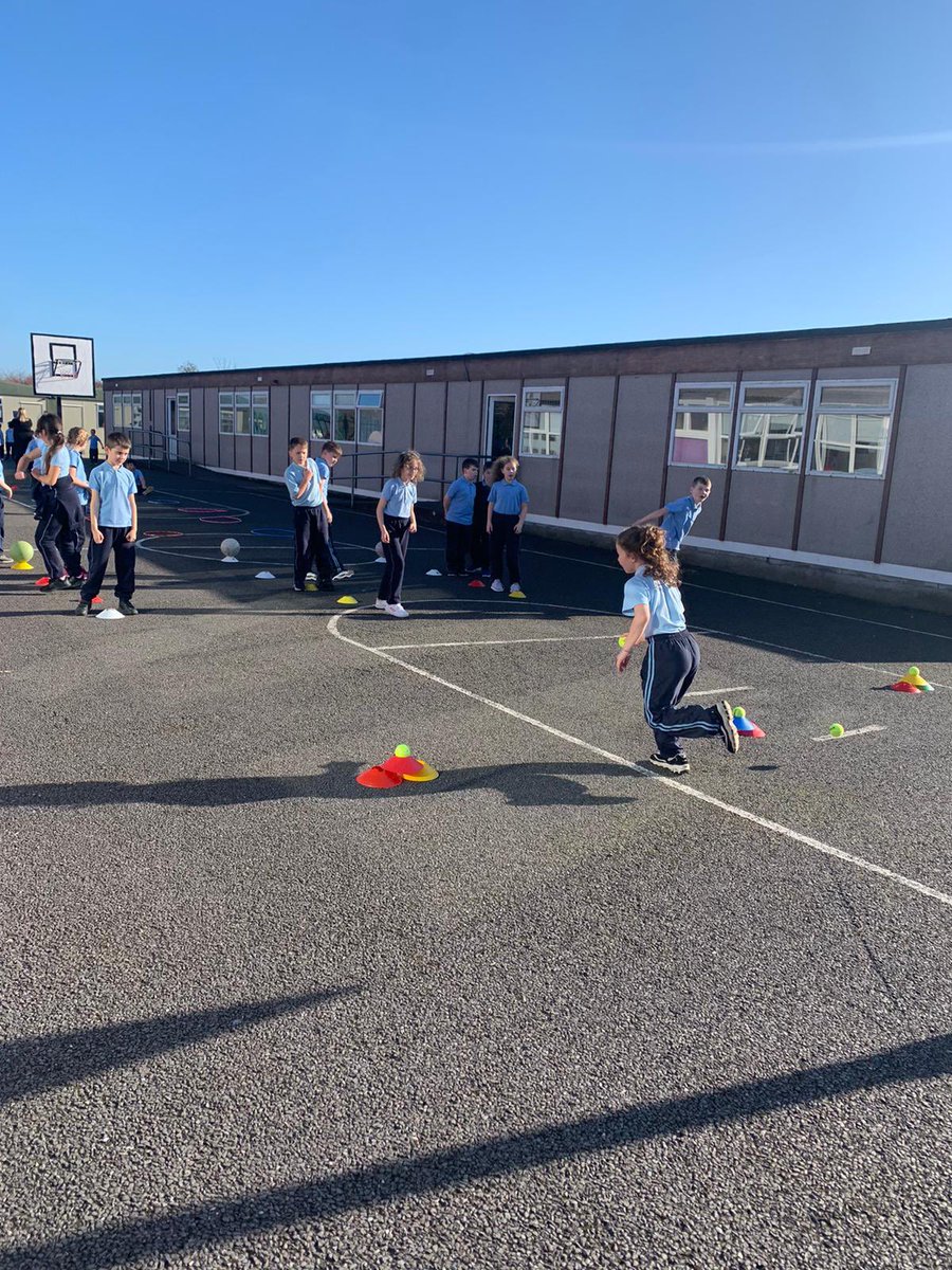newinn_sgmi's tweet photo. PE Stations with Ms. Barrett #Rang3 #GloriousDay https://t.co/4TUX9nAUk5