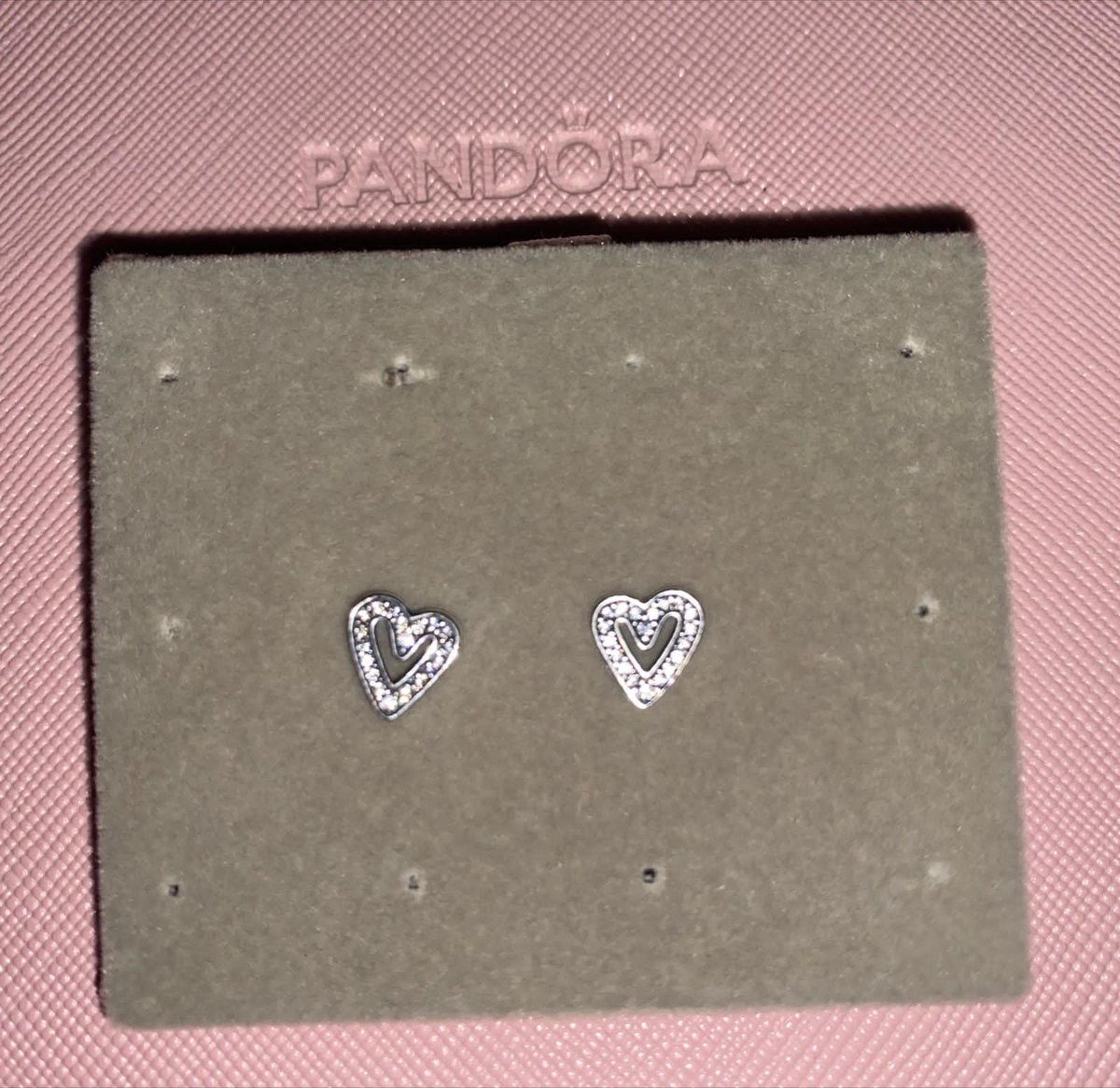MtwCharity's tweet photo. Our #festiveauction with ↗️ 30 lots features 💐gifts including a set @Pandora_UK 💎🎄🤶
📿 All prizes have been donated
📿 Online auction 30 Nov - 7 Dec
📿 Support your local 🏥
📿 Help us spread the word
⬇️#TeamMTW @MTWnhs
➡️https://t.co/IHsYASu3pu https://t.co/1Wi4yEJsMo