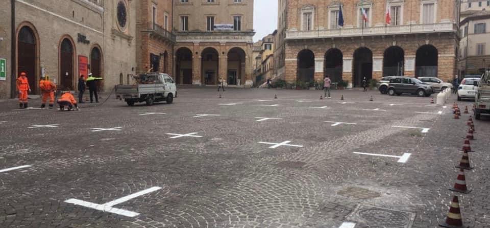 GenCar5's tweet photo. Questa bella piazza cinquecentesca è Piazza Libertà di #Macerata. Fino a ieri era zona pedonale, adesso la nuova amministrazione della #Lega, come primo atto politico qualificante, quello sul quale ha vinto le elezioni, l'ha quadricolata per trasformarla in un enorme parcheggio. https://t.co/SIFF5BLX5d