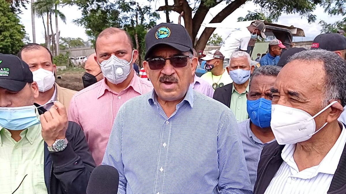 CHidalgoRoman's tweet photo. El gobierno dominicano dispone RD$300 millones de pesos a tasa cero (0%) a través del @bagricolaRD y entrega de semillas de habichuelas subsidiadas en más del 50% a productores agrícolas de San Juan. En la imagen, @FrankDiputado de la mano con su provincia San Juan. https://t.co/8ZnyElNSTc