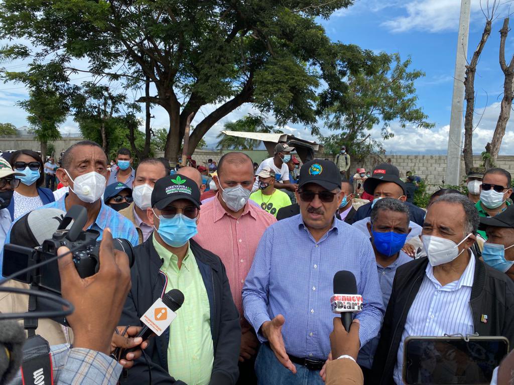 CHidalgoRoman's tweet photo. El gobierno dominicano dispone RD$300 millones de pesos a tasa cero (0%) a través del @bagricolaRD y entrega de semillas de habichuelas subsidiadas en más del 50% a productores agrícolas de San Juan. En la imagen, @FrankDiputado de la mano con su provincia San Juan. https://t.co/8ZnyElNSTc