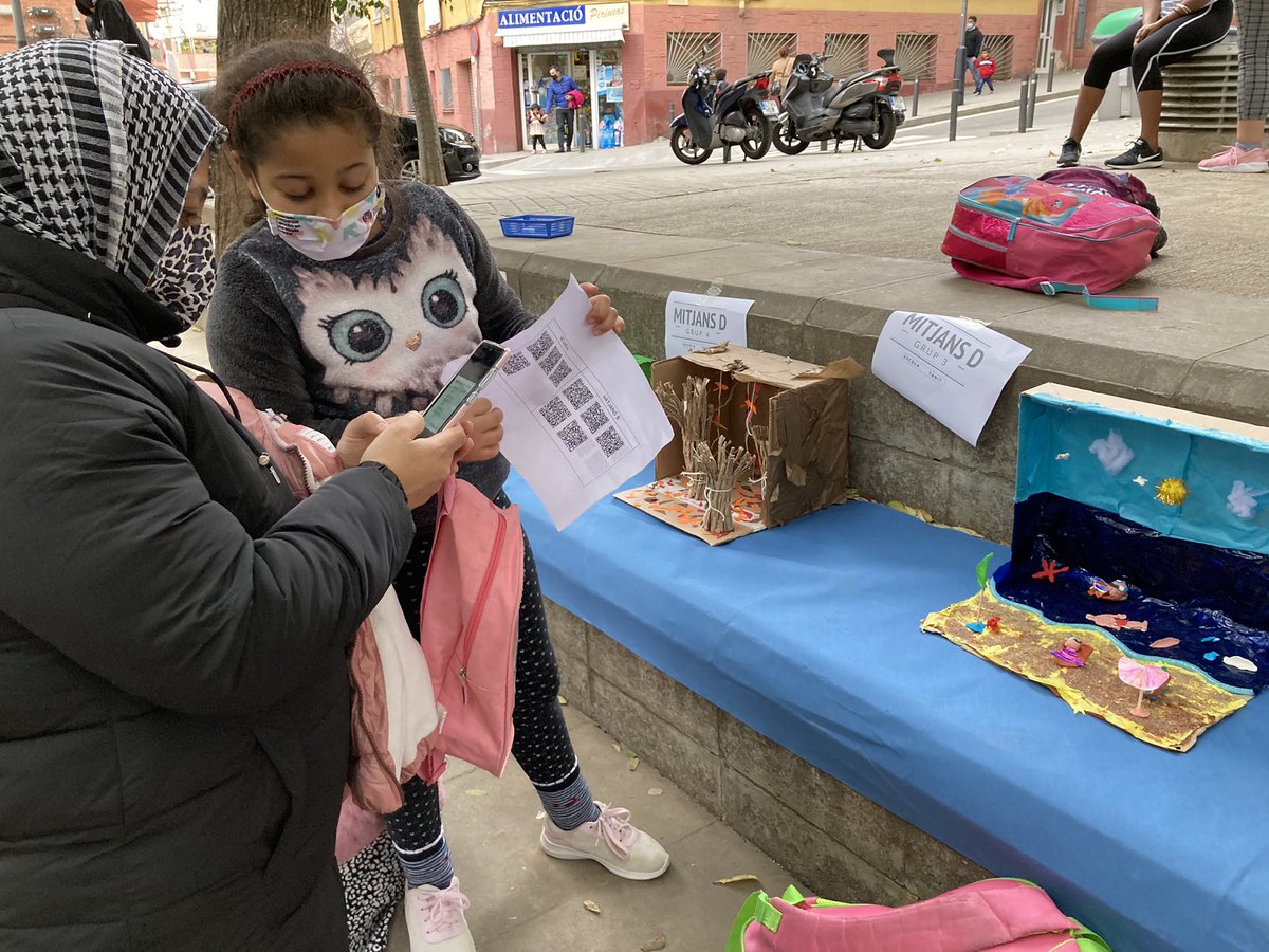 EscolaTanit's tweet photo. No només hem mostrat les maquetes sino que hem explicat tot el q hem après en uns vídeos. Per poder-los compartir hem fet servir codis QR!! Els nens i nenes han explicat a les famílies com funcionen!! Tota l’escola i també el barri ha pogut gaudir de l’exposició👌🏻#santacoloma https://t.co/SxVcgm2KC2