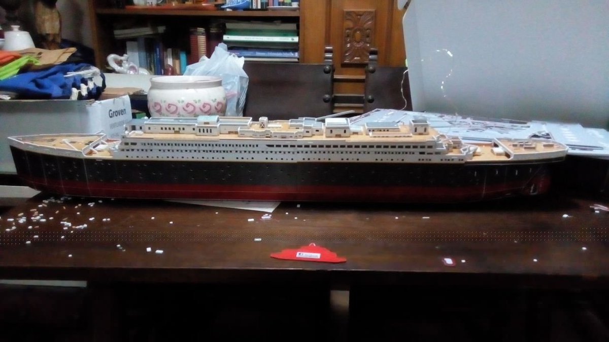 ChrisTheCat25's tweet photo. lights off/lights on... wish i could show how it looks in the dark #titanic #3dpuzzle #cubicfun https://t.co/sv2hMn0AI1