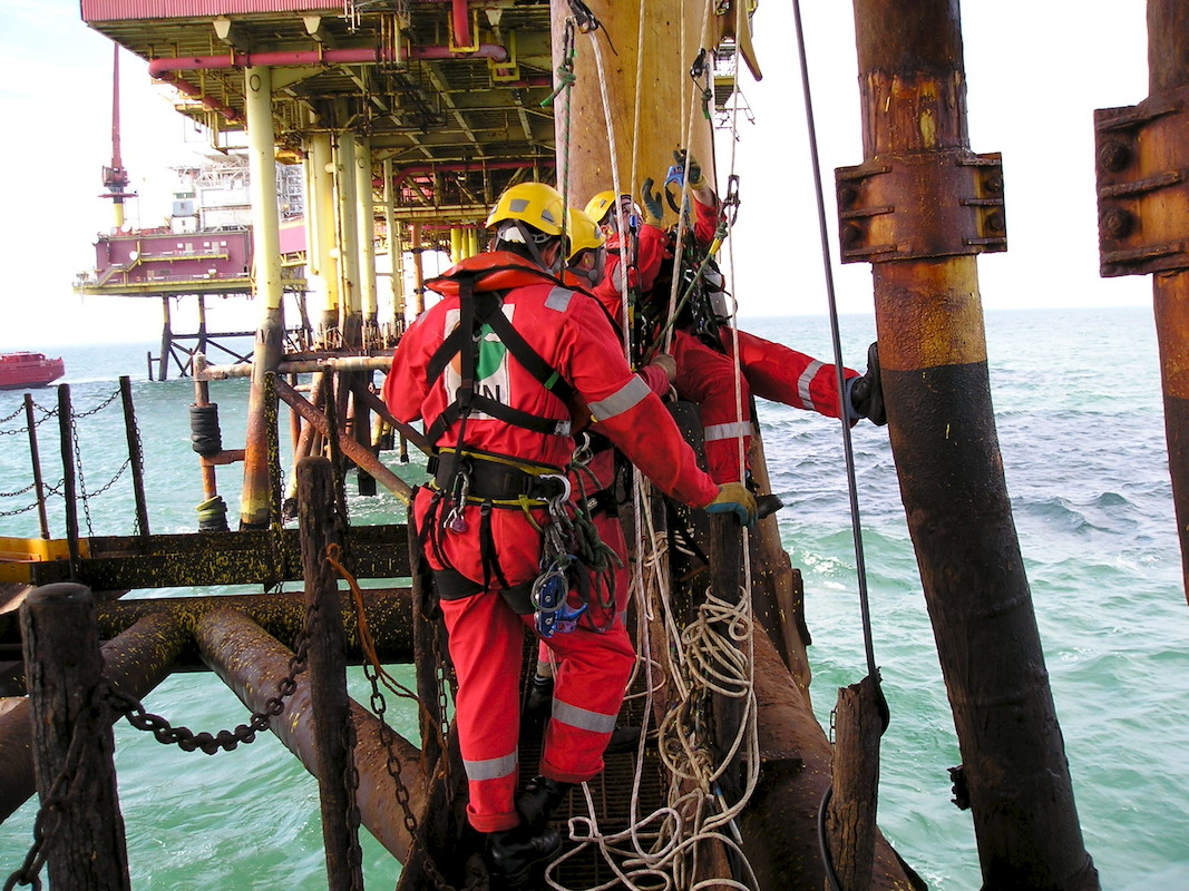 Our online MIST training course is only £65.40 + VAT. The course provides essential safety information on five key topics: major accident hazards; workplace hazards and personal safety; risk management; control of work; and helicopter safety. #MIST ow.ly/9lxa50CcCSP