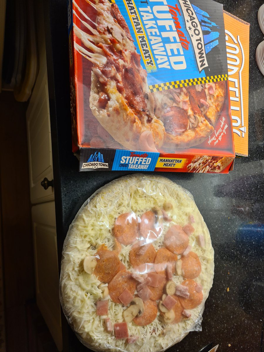 funnell_claire's tweet photo. @chicagotown absolutely joking
Shocking quality of your pizza look at your marketing v actually what you sell. It is so NOT loaded.  You should be ashamed https://t.co/wbHltzK5TG