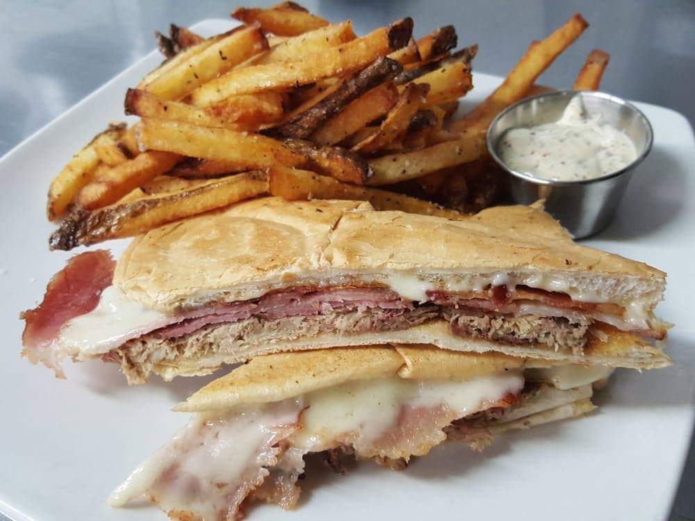 ConolaGrill's tweet photo. We are a small local restaurant offering Southern Comfort, Sandwiches, Vegan dishes, &amp; Sushi. 
We take pride sourcing fresh produce &amp; suplies.
We are holding on strong during these uncertain times to give our neighborhood a safe &amp; inviting atmosphere to enjoy a meal together. https://t.co/OgSg8gCpDr