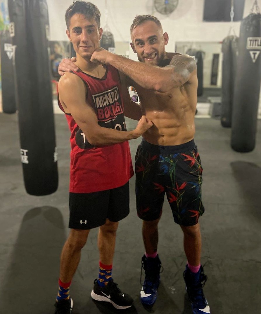 AndresPando_'s tweet photo. Llega el esperado debut profesional de los medallistas de @BuenosAires2018. Este sábado se presenta @CuelloMirco en la velada que encabeza @Beto_Palmetta en Carolina del Sur. Y @arregui_brian se prepara para pelear en diciembre tras la firma con @chinomaidanabox. ¡Vamos! #Boxeo https://t.co/jlhSbkbIZj