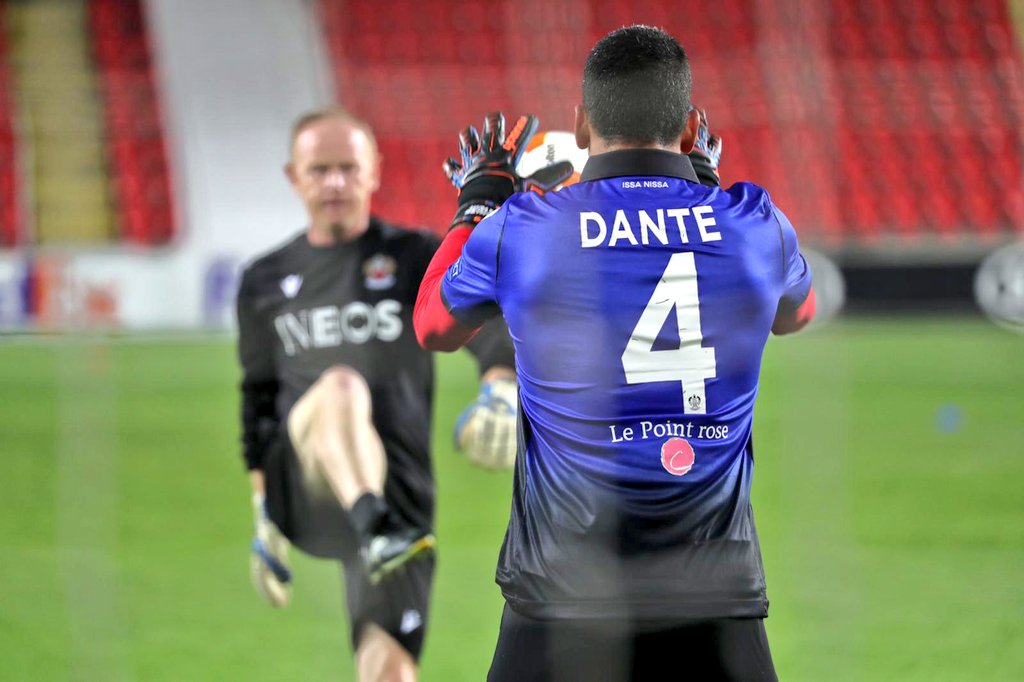 ogcnice's tweet photo. #VamosDANTE 💪🔴⚫

Le clin d'oeil des Niçois à leur capitaine @dante_bonfim avant #SLAOGCN 

#OGCNice https://t.co/D7VP1eMRgp