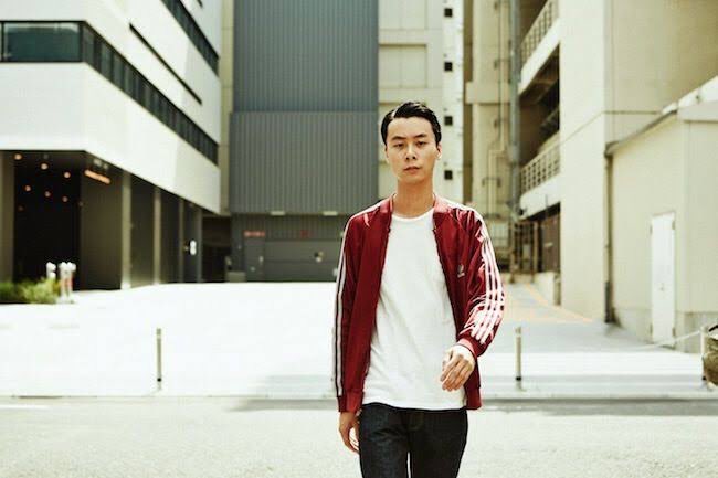 Yamada Hiromi この間水戸駅でアディダスの赤ジャージの古着買ったんだけど チャックぶっ壊れてて閉めて着ること出来ないことが買った後に判明して萎えてたけど Suchmosのヨンスが全く同じような服チャック開けて着てるから良いやってなってる