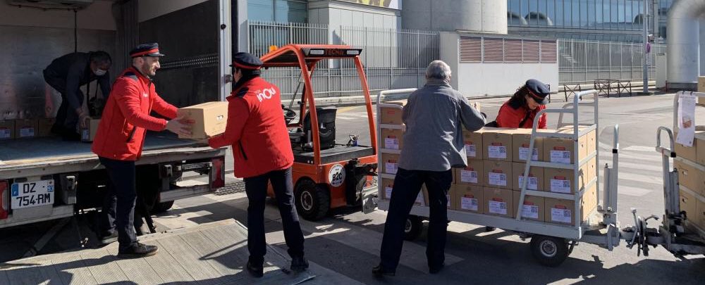 Cette fois encore, avec la fermeture de notre service restauration dans nos <a href="/TGVINOUI/">TGV INOUI</a> et <a href="/Intercites/">Intercités</a>, #SNCF Voyages fait don de 45 000 produits frais à distribuer à Paris et province. Merci aux cheminots qui ont rendu possible cette solidarité. @SamusocialParis <a href="/restosducoeur/">Les Restos du Coeur</a>