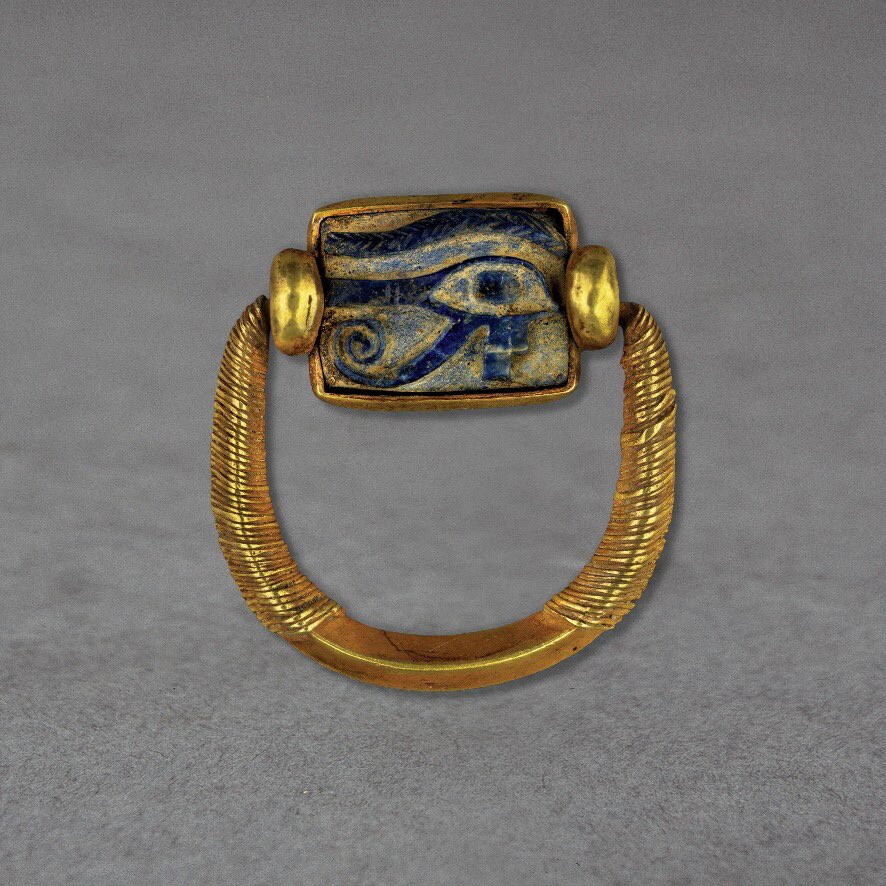 Ancient Egyptians believed deeply in jewelry‘s spiritual meaning. It was worn to keep away evil spirits, protect their wealth, as well as bring good luck. Colors, designs and materials were associated with supernatural powers and the gods and goddesses.