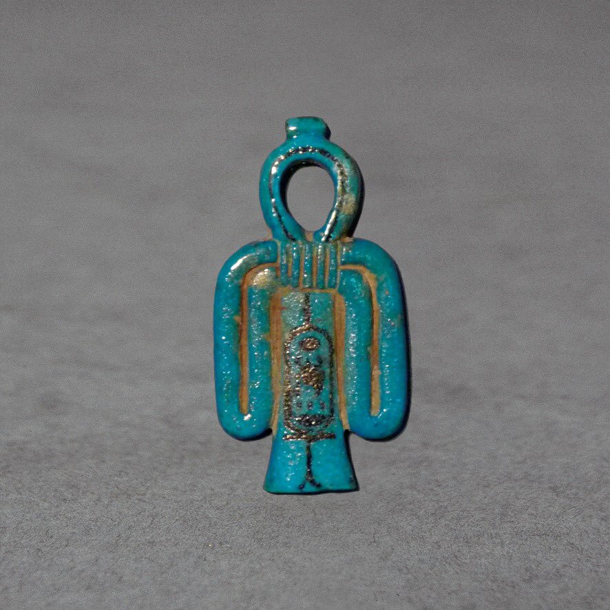Ancient Egyptians believed deeply in jewelry‘s spiritual meaning. It was worn to keep away evil spirits, protect their wealth, as well as bring good luck. Colors, designs and materials were associated with supernatural powers and the gods and goddesses.
