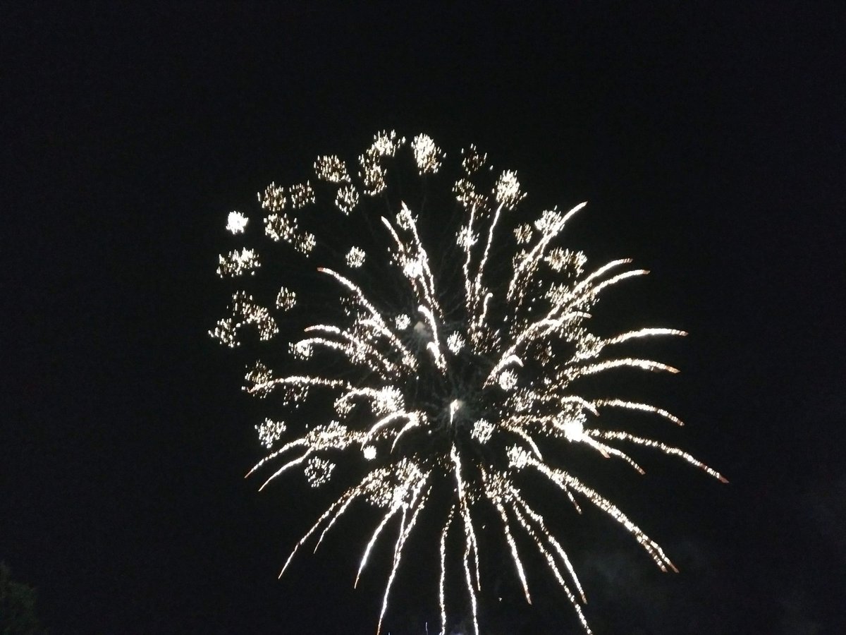 s4r4h_l's tweet photo. Aaaaaaaaaaahhhhh! #FreeFireworks #BonfireNight2020 #positivity #joy @ThePhotoHour @StormHour https://t.co/LkFSfYT8hO