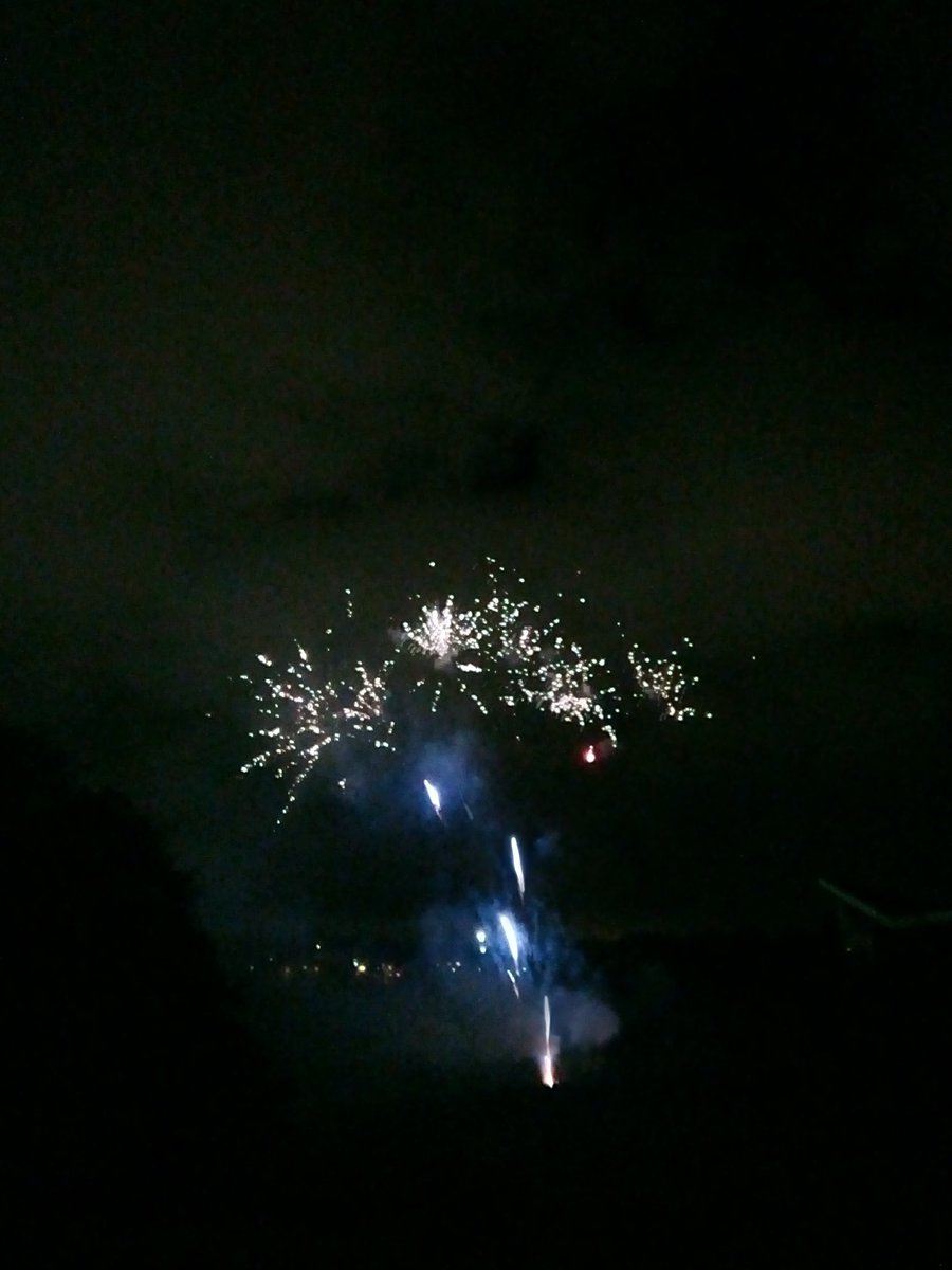 s4r4h_l's tweet photo. Aaaaaaaaaaahhhhh! #FreeFireworks #BonfireNight2020 #positivity #joy @ThePhotoHour @StormHour https://t.co/LkFSfYT8hO