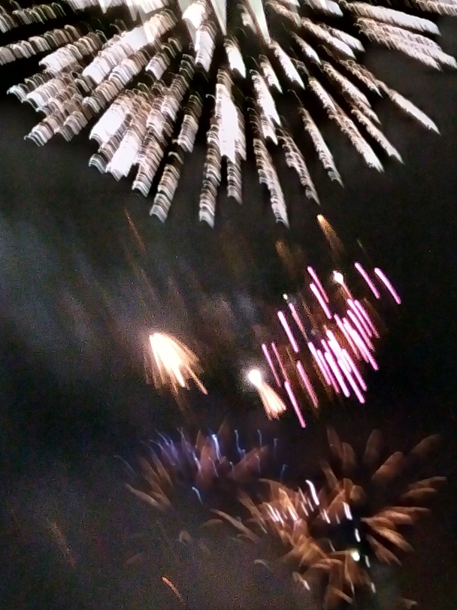 s4r4h_l's tweet photo. Aaaaaaaaaaahhhhh! #FreeFireworks #BonfireNight2020 #positivity #joy @ThePhotoHour @StormHour https://t.co/LkFSfYT8hO