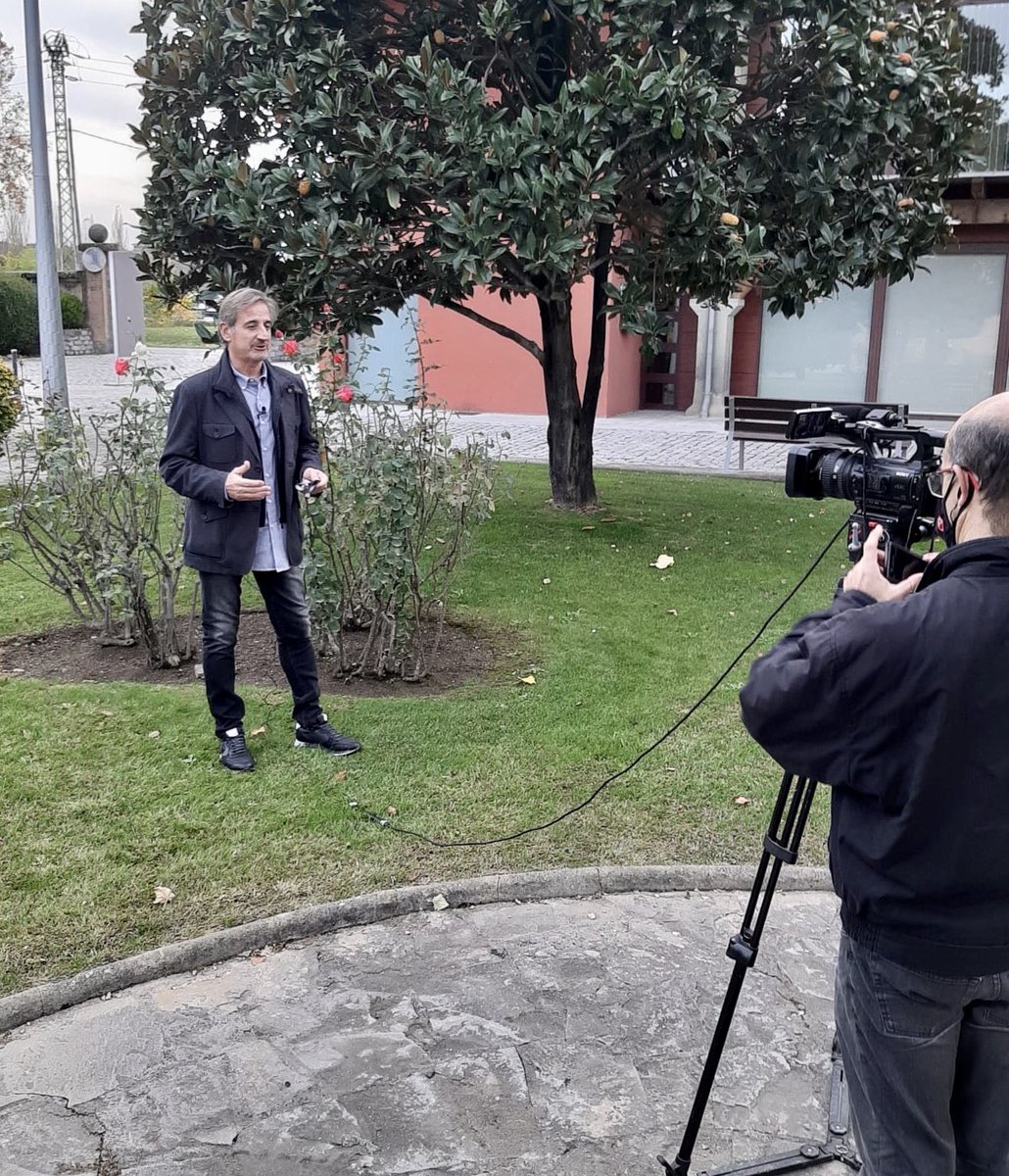 Sebastiarp's tweet photo. Preparant la Trobada del Voluntariat Anònim. Un plaer i motivació formar part de la coordinadora i per continuar al costat de les persones i entitats.#formatvirtual #fentxarxa #voluntariaticovid @OsonaV @cftorello https://t.co/GxBgfdyWAU