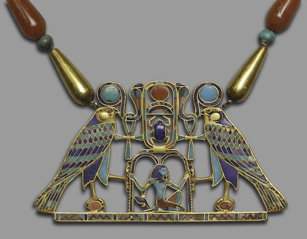 TeDuring the New Kingdom, goldsmithing continued to flourish and regular trips to the Eastern Desert and Nubia to extract metals were made. These metals were processed and inlaid with semiprecious and precious stones found in Egypt and other ones that were imported.