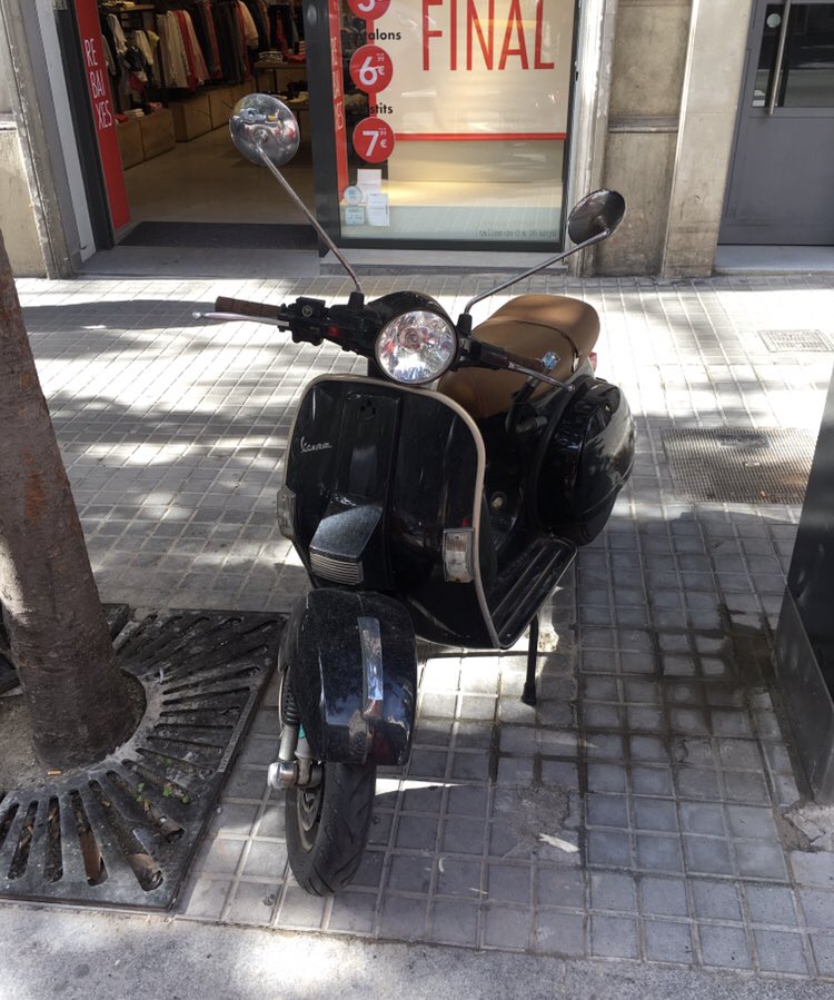 M’han robat la moto aquesta nit davant Viladomat 136 de BCN. És una Vespa PX 125 amb manetes i seient marró. Matrícula 9956FZH. Si per casualitat algú la veu... (Que útil aquest tweet que veuran dues persones).