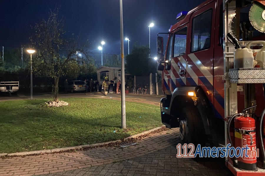 Brand in dak van woonwagen aan de Weidelaan #Hoevelaken. 112Amersfoort.