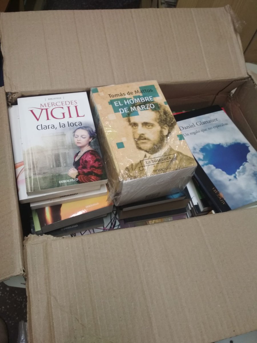 bibliol3rivera's tweet photo. Llegaron libros desde @aquiseleecesuy Mucha alegría viajando en una caja de cartón. @ces_Uruguay  #liceo3rivera https://t.co/ycEoP8g8Ur