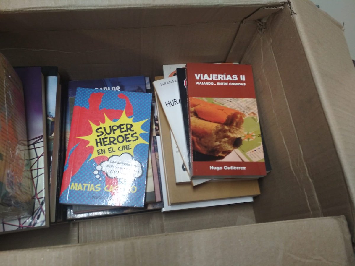 bibliol3rivera's tweet photo. Llegaron libros desde @aquiseleecesuy Mucha alegría viajando en una caja de cartón. @ces_Uruguay  #liceo3rivera https://t.co/ycEoP8g8Ur